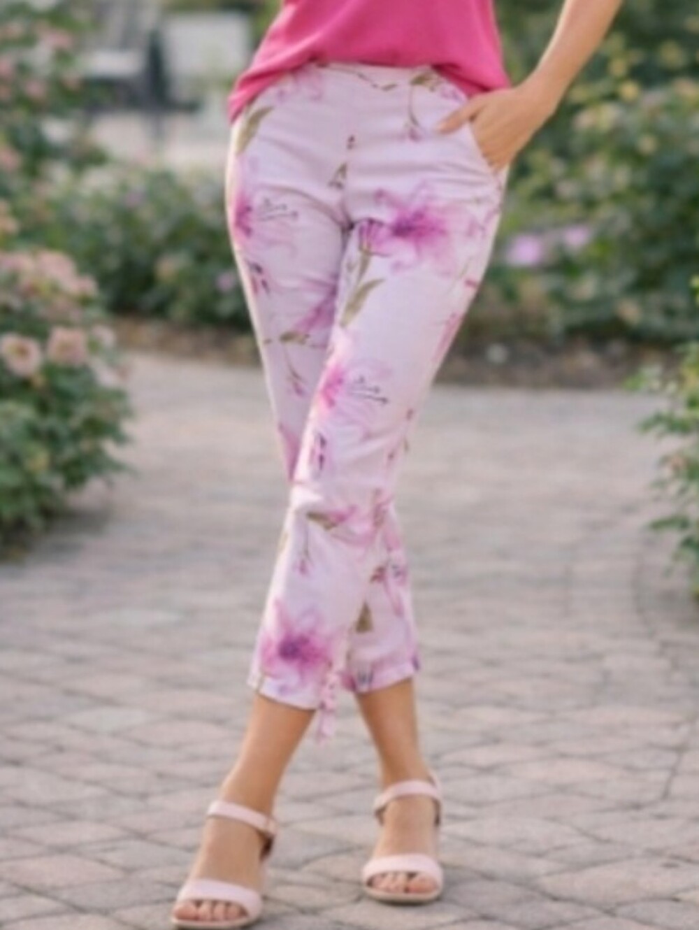 "The Limited" Like New! Beautiful Stretch Size (4) Pink Floral Capris